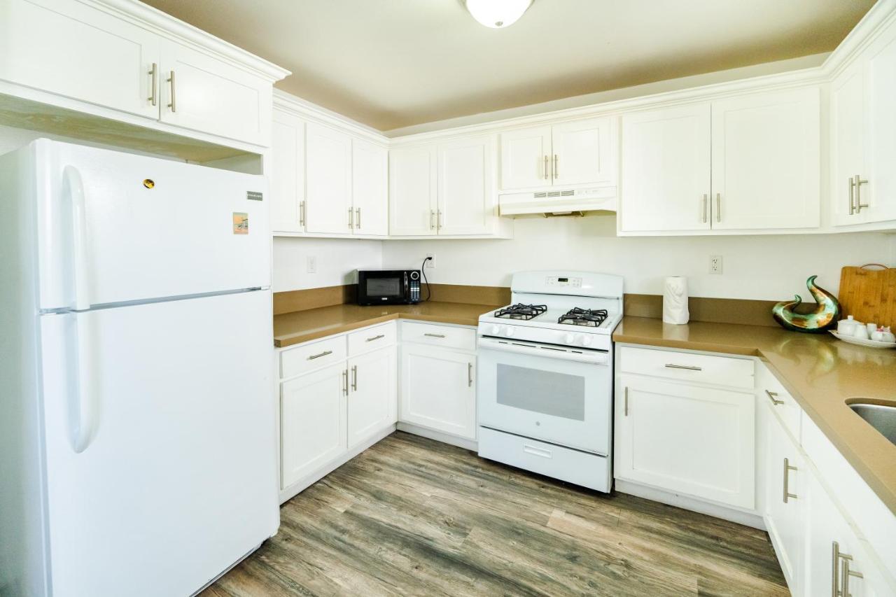 Large Sleeps 10 Near Downtown Angeles Apartment